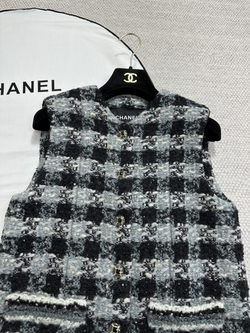 Женский жилет в клетку с металлическими пуговицами Chanel