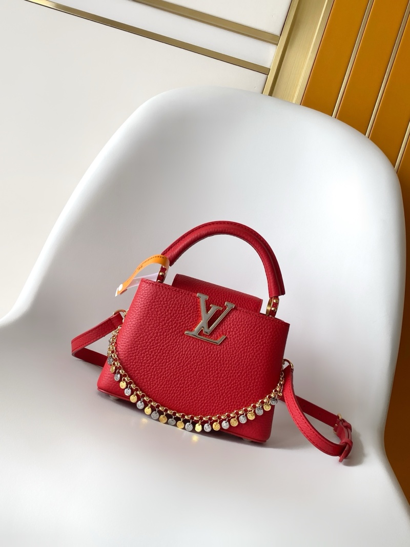 Красная сумка Louis Vuitton с декоративной цепочкой