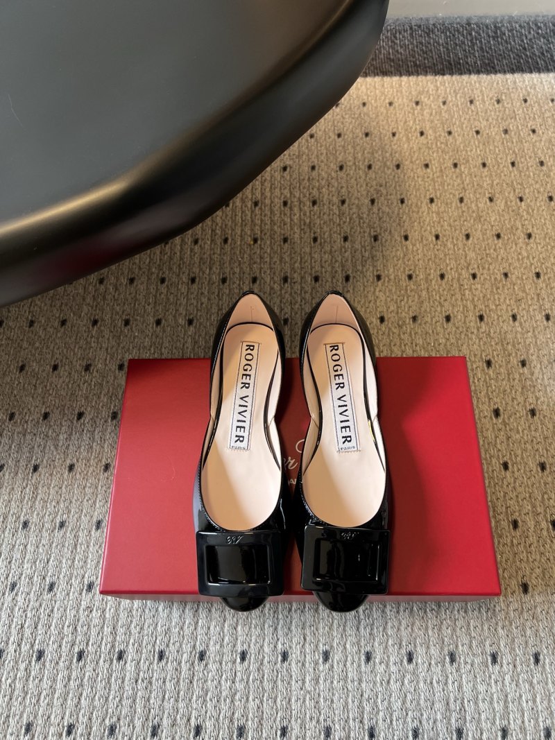 Классические туфли Roger Vivier с декоративной пряжкой