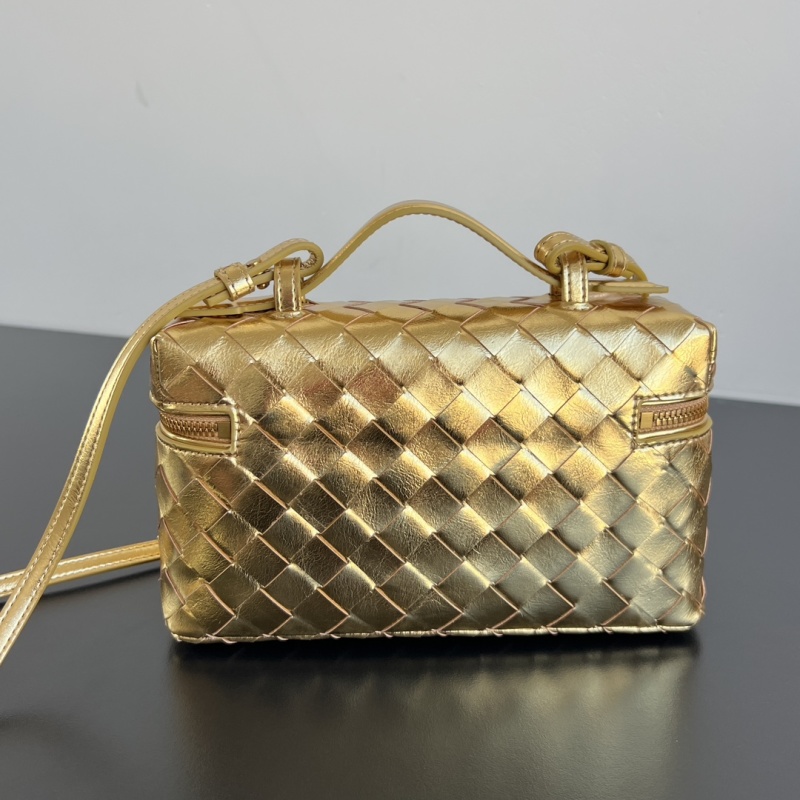 Золотая косметичка Bottega Veneta плетение Intrecciato