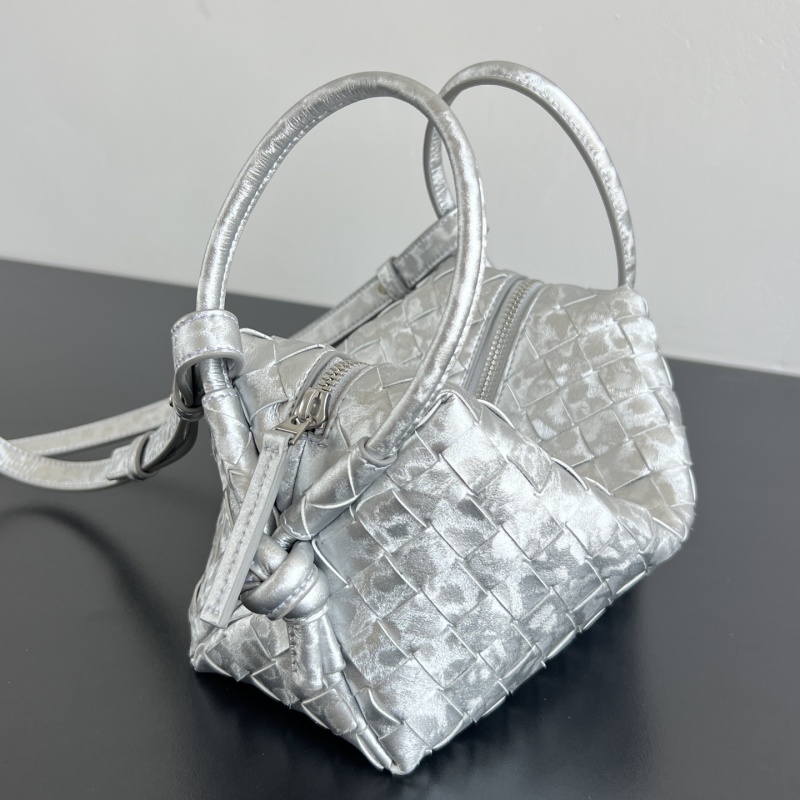 Сумка Bottega Veneta Loop из плетеной кожи