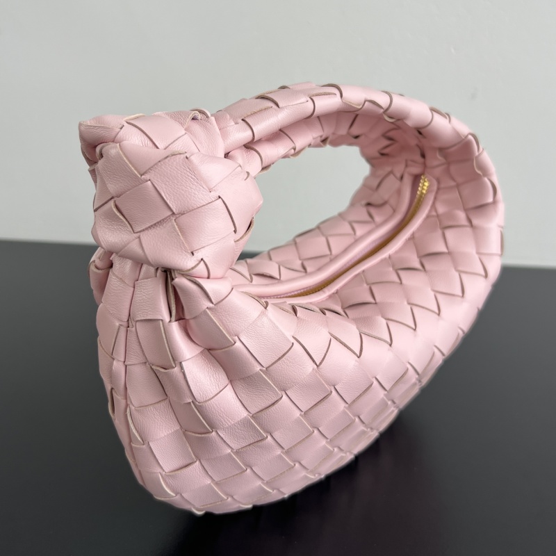 Женская плетеная сумка Bottega Veneta Jodie пастельного розового цвета с красным сердечком