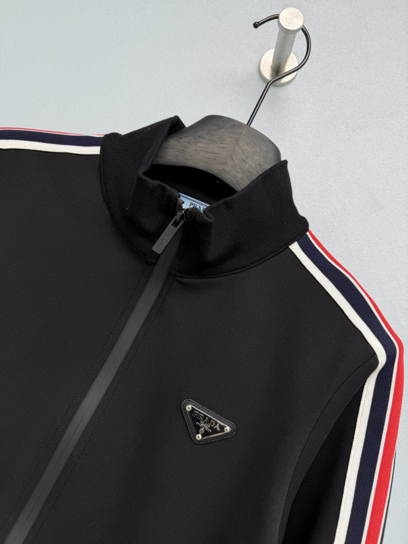 Чёрный спортивный костюм Prada с красно-белыми полосами