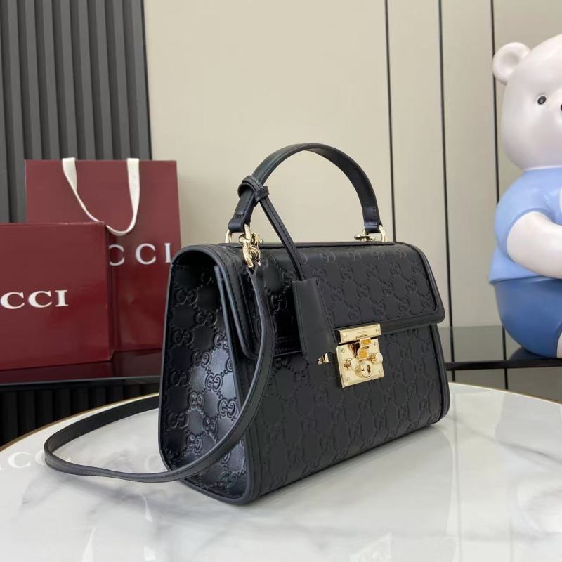 Сумка Gucci с золотой фурнитурой
