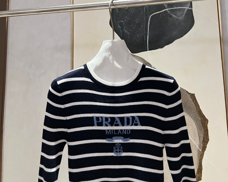 Черно-белый свитер Prada с принтом