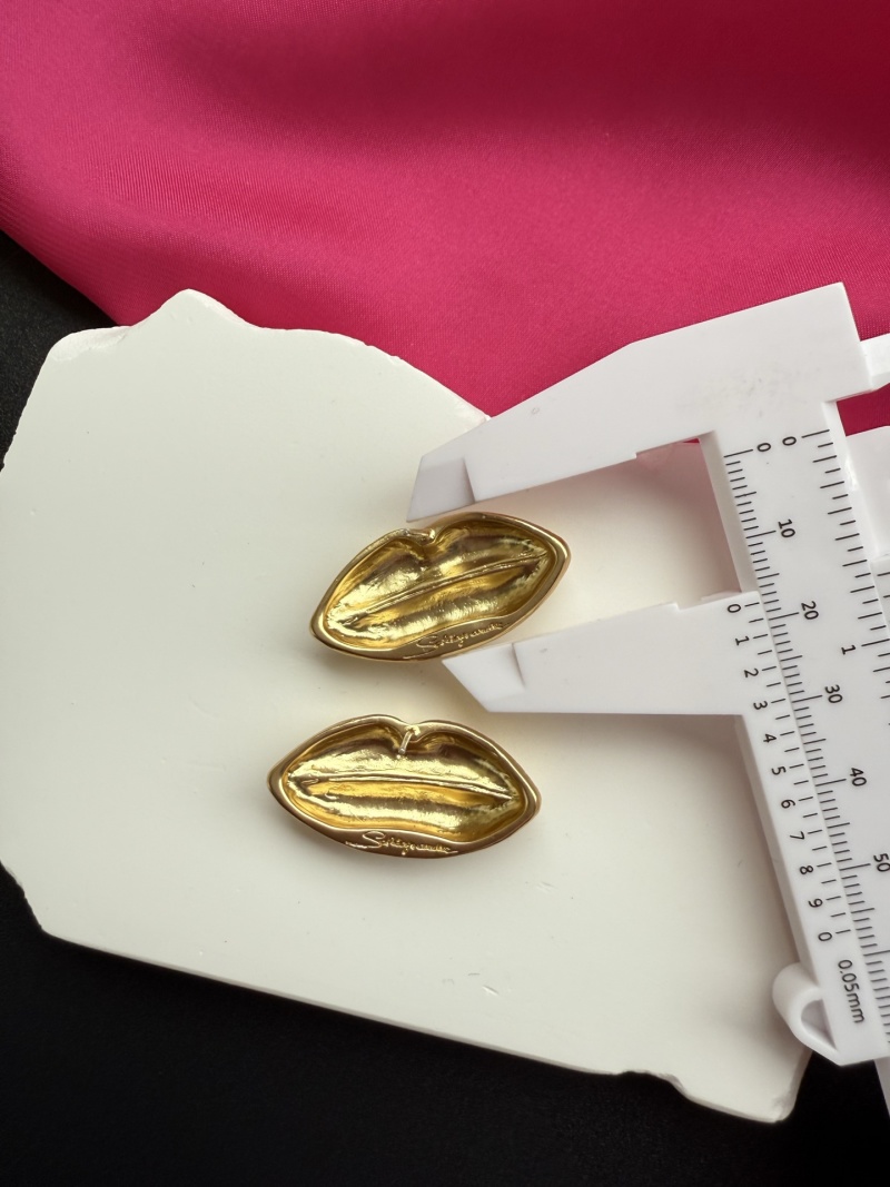 Серьги в форме губ Schiaparelli