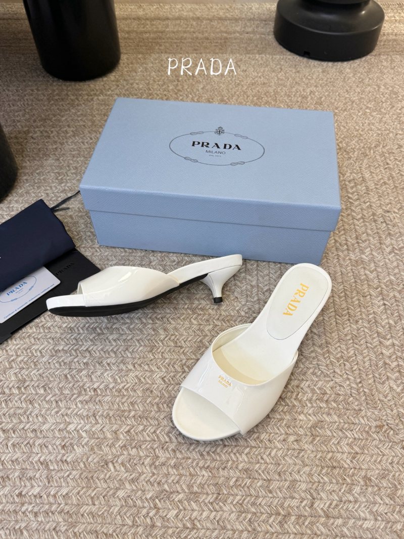 Женские белые лаковые мюли с заклепкой на лямке Prada