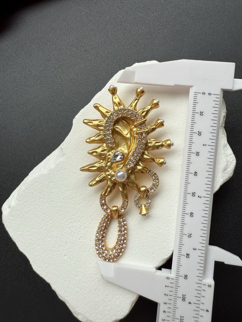 Брошь Schiaparelli