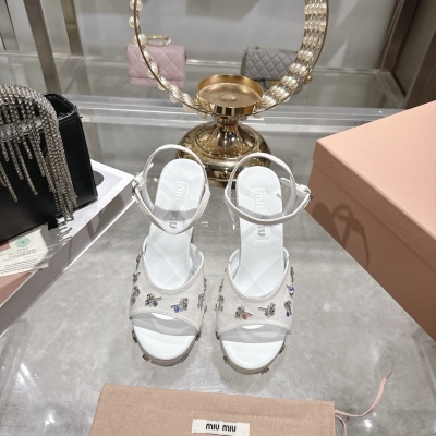 Белые сандалии Miu Miu с декором из стразов на каблуке