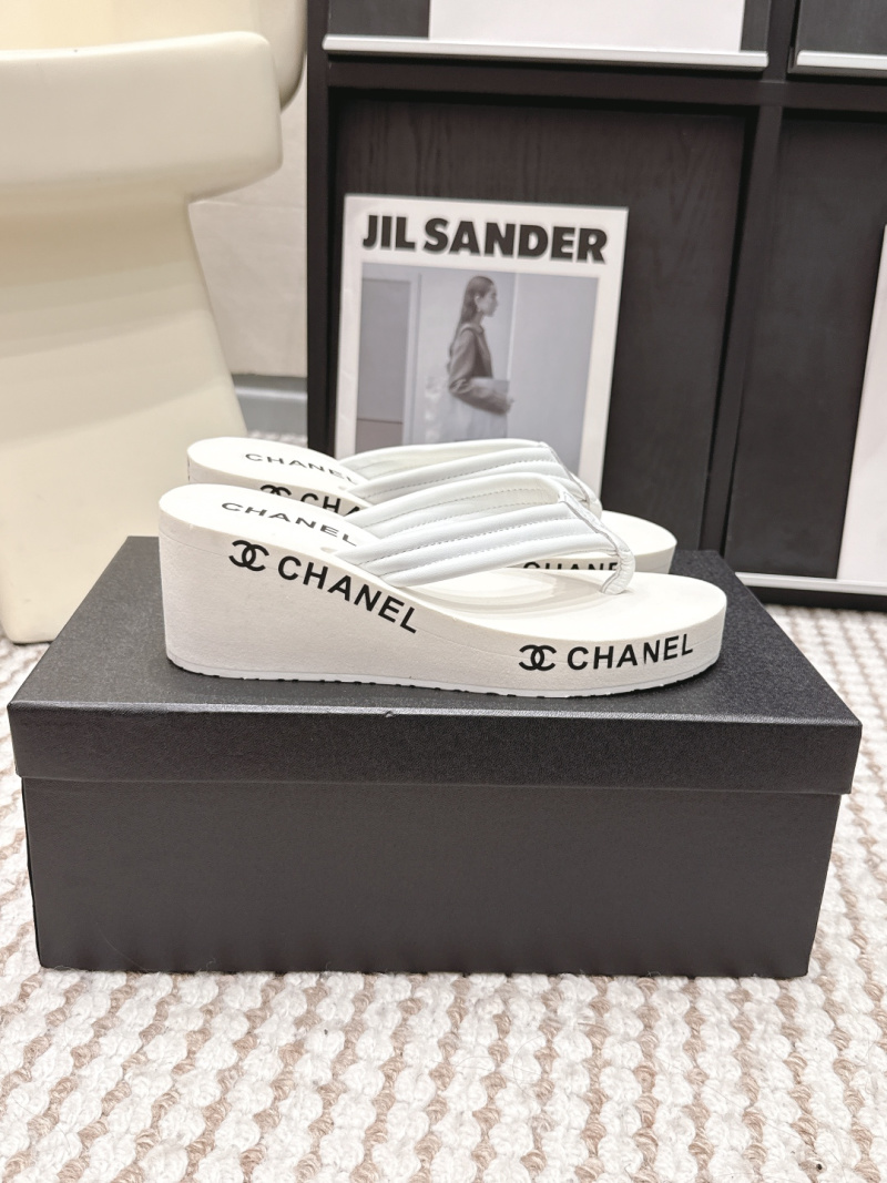 Белые женские шлепанцы Chanel на платформе