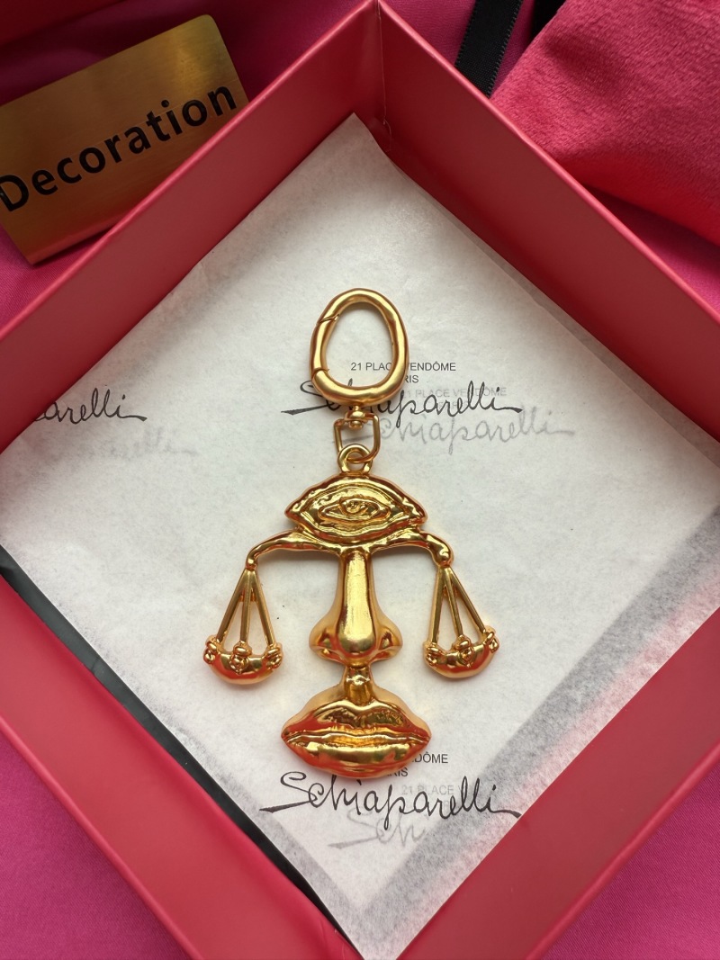 Комплект бижутерии в виде золотых весов Schiaparelli