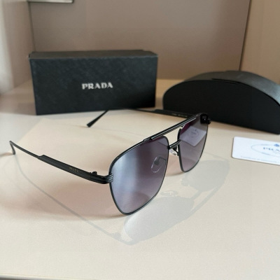 Солнцезащитные очки Prada черные