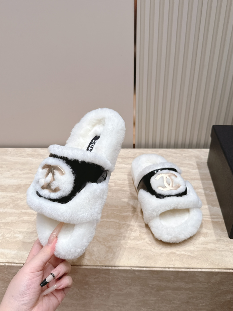 Женские шлёпанцы Chanel с мехом