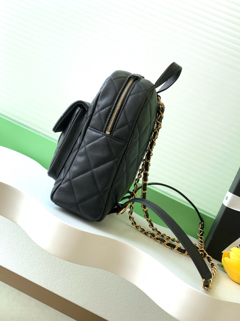 Черный рюкзак с декоративной фурнитурой Chanel