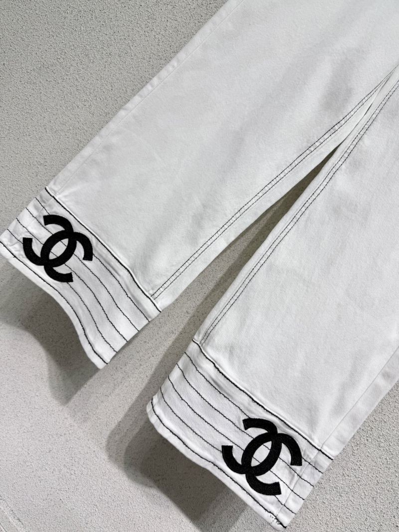 Белые джинсы с логотипом Chanel