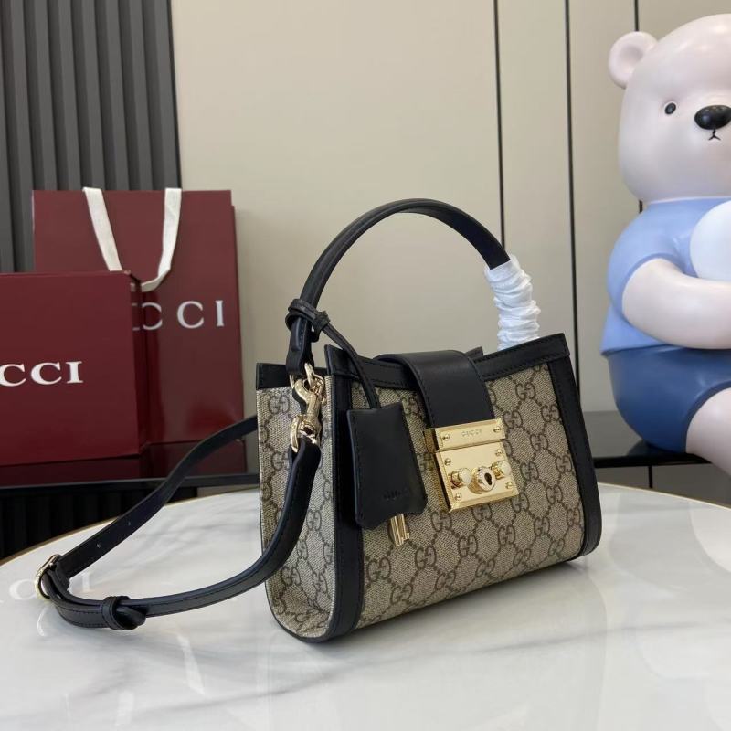 Сумка Gucci с золотым замком и монограммой