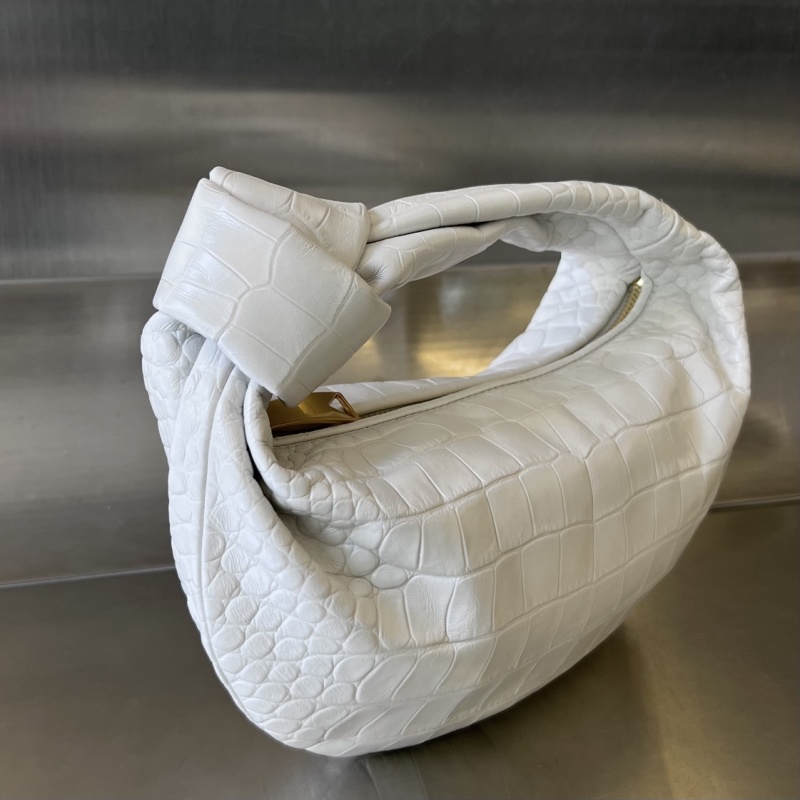 Кожаная сумка-клатч с текстурой крокодила Bottega Veneta