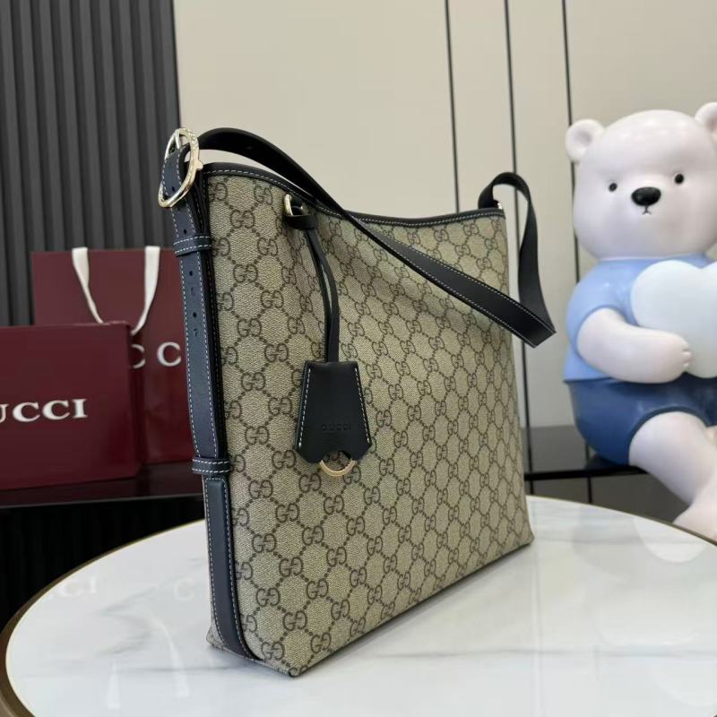 Сумка Gucci с монограммой и кожаной отделкой