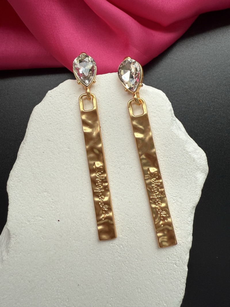 Серьги с кристаллами и золотистой подвеской Schiaparelli