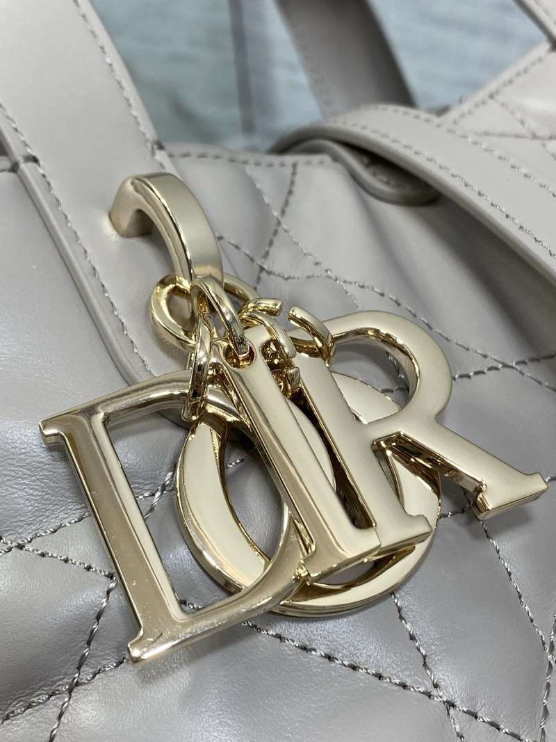 Сумка Dior с квилтингом и золотой фурнитурой