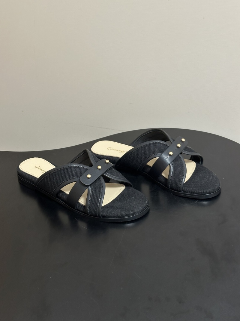 Босоножки женские Gianvito Rossi с заклепками
