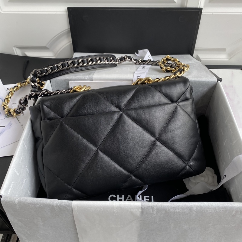 Черная женская сумка с цепочкой и стеганой текстурой Chanel