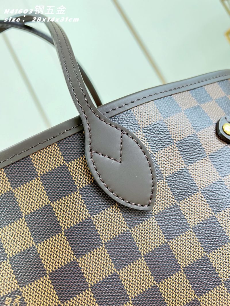 Сумка Neverfull Louis Vuitton с монограммой