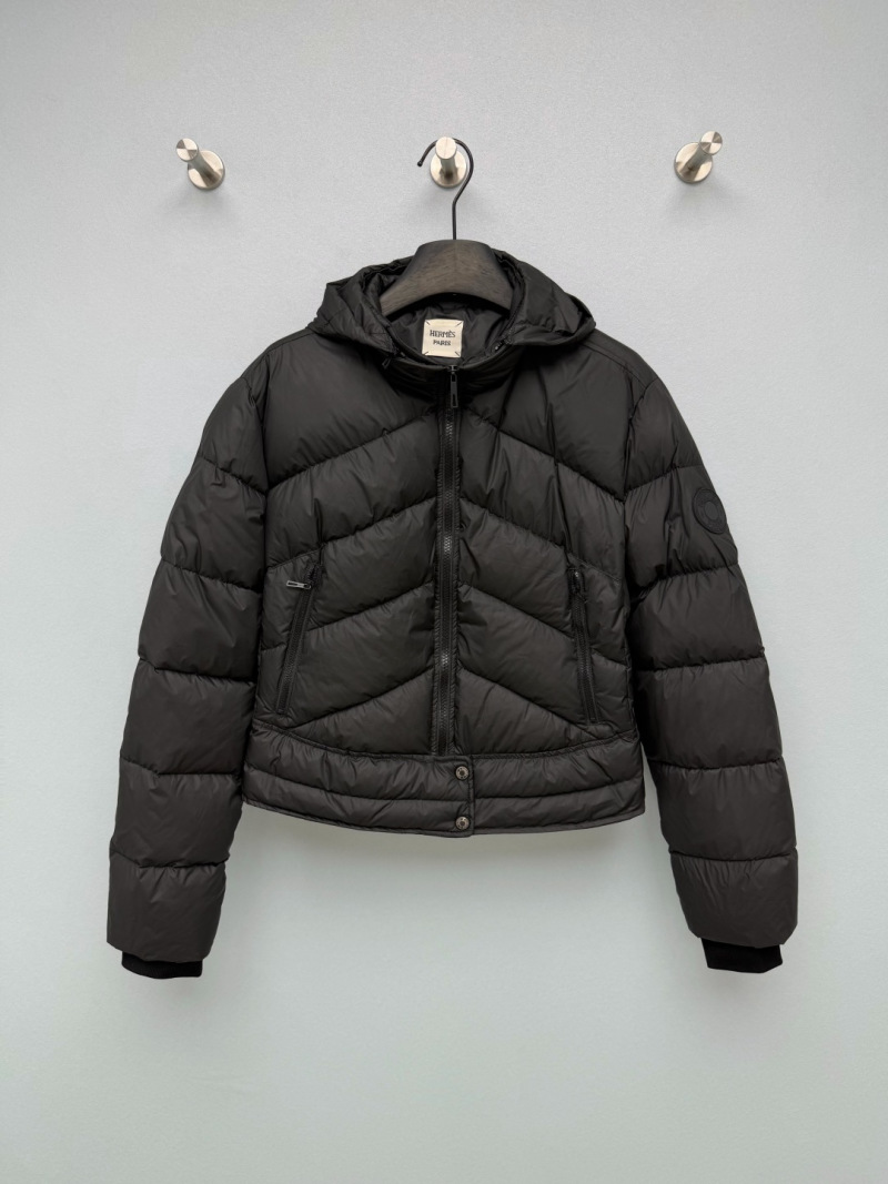 Пуховик Balenciaga с V-образной стежкой