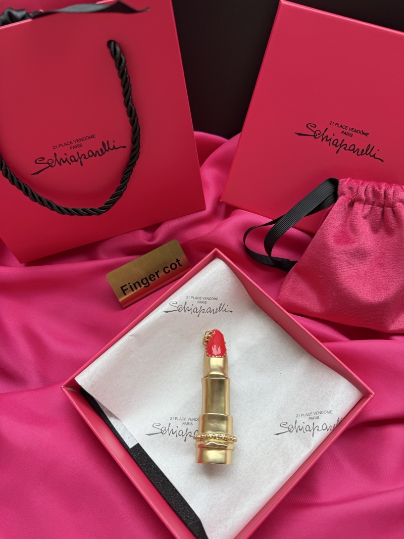 Браслет-фигурка в виде помады Schiaparelli