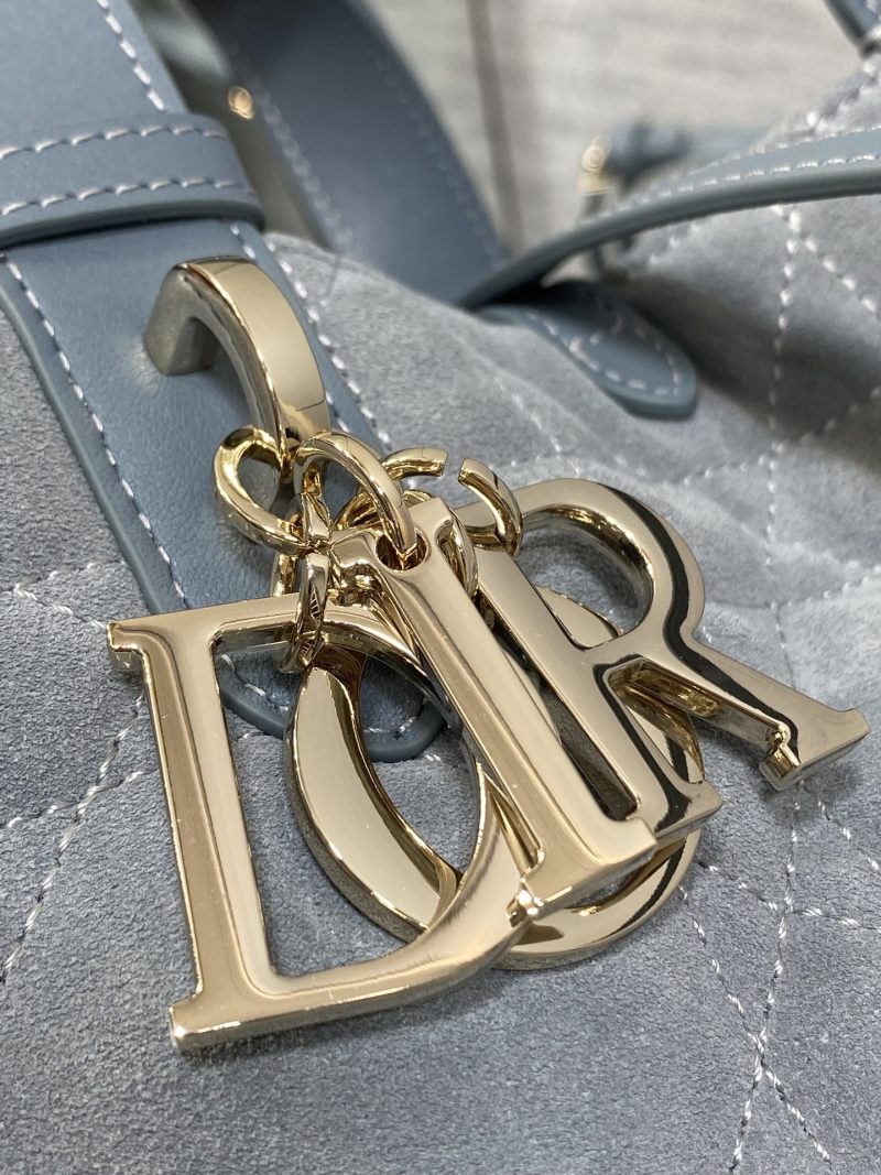 Сумка Dior с кисточкой и логотипом