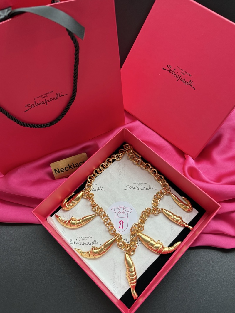 Золотистое колье с декоративными элементами Schiaparelli