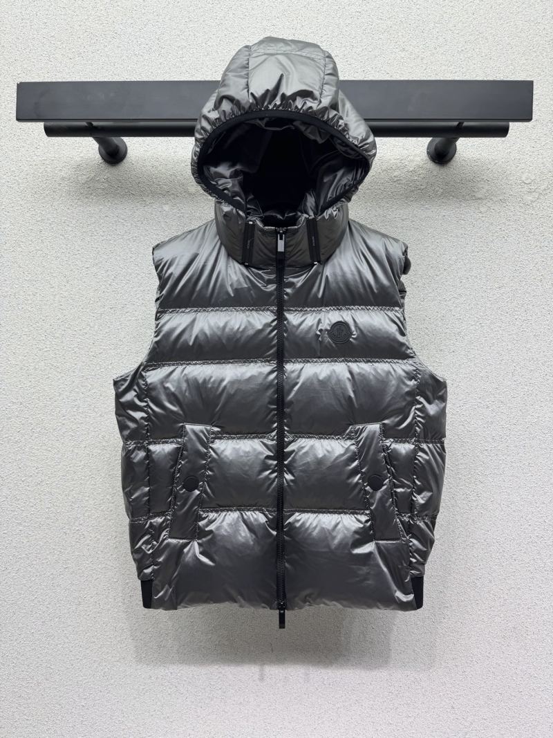 Жилет-пуховик с капюшоном Moncler