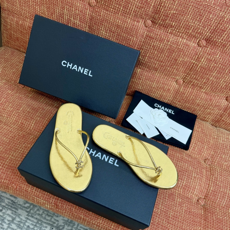 Сандалии женские золотые с декоративной эмблемой Chanel