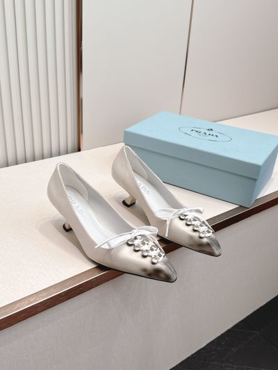 Женские туфли Prada с декоративной шнуровкой
