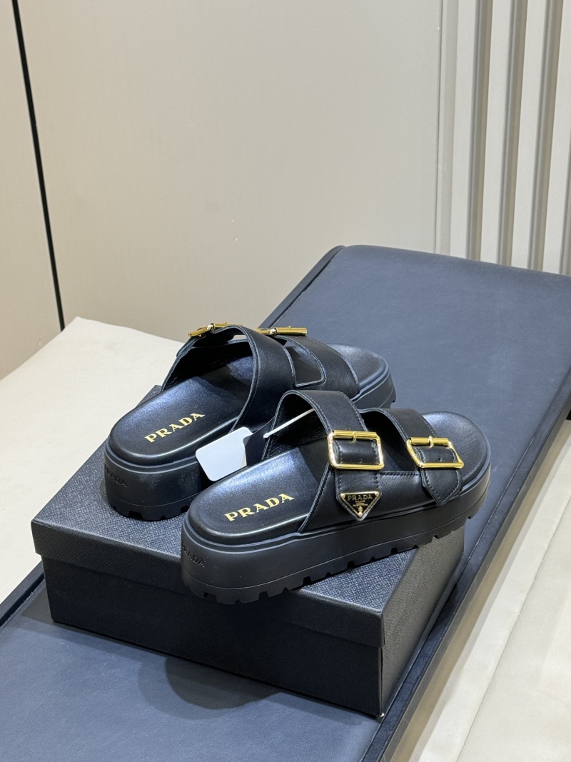 Женские черные босоножки на толстой подошве Prada