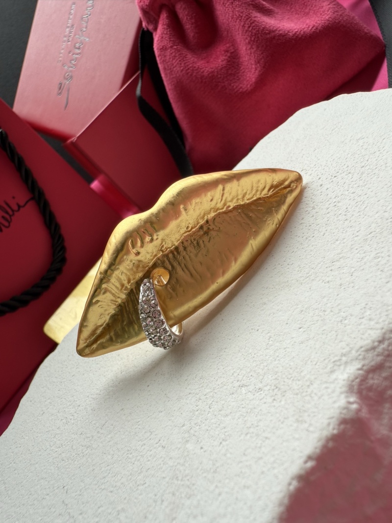Брошь в форме губ с кольцом Schiaparelli
