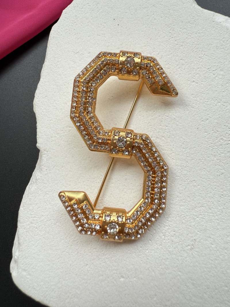 Брошь в форме буквы S Schiaparelli