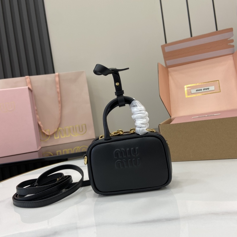 Черная сумка Miu Miu с логотипом и ремнем