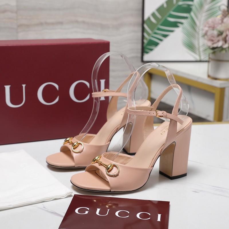 Женские босоножки на каблуке с декоративной пряжкой Gucci