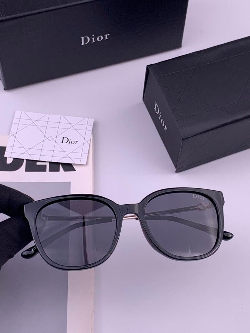 Солнцезащитные очки в чёрной квадратной оправе Dior