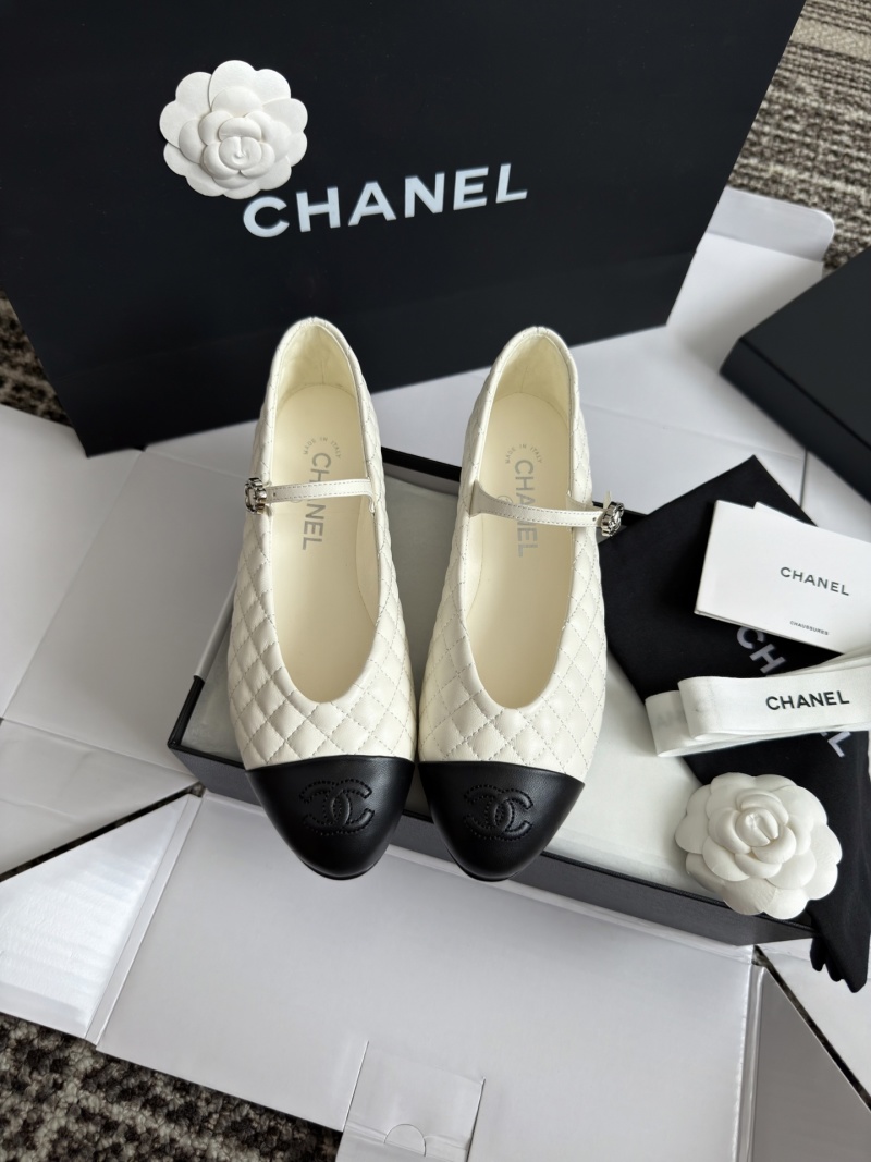 Женские балетки с тиснением и декоративным ремешком Chanel