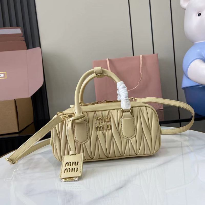 Сумка Miu Miu бежевая с ручками