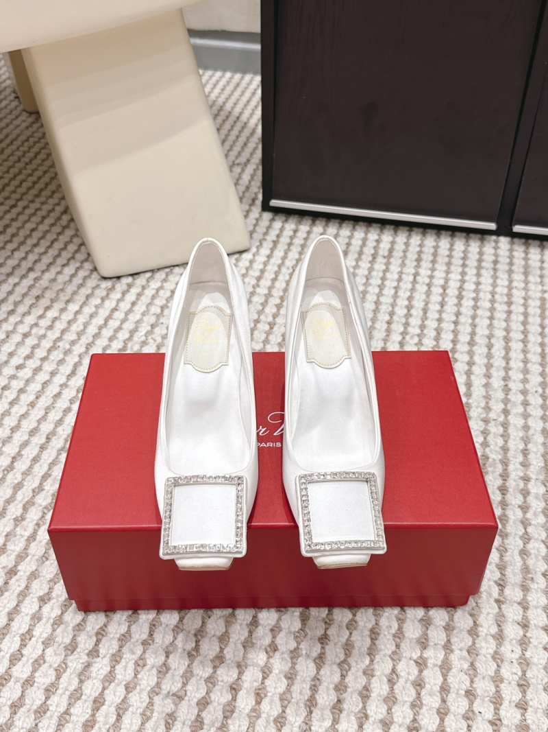 Белые туфли Roger Vivier с каблуком