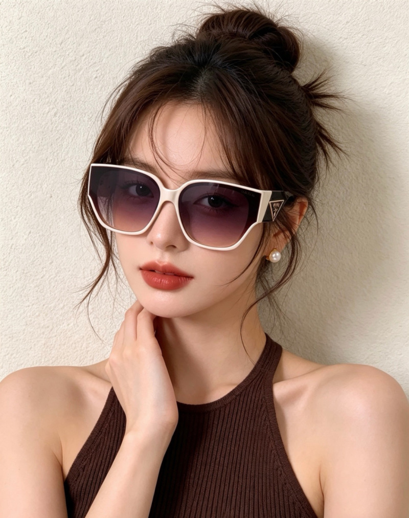 Солнцезащитные очки Prada P5575