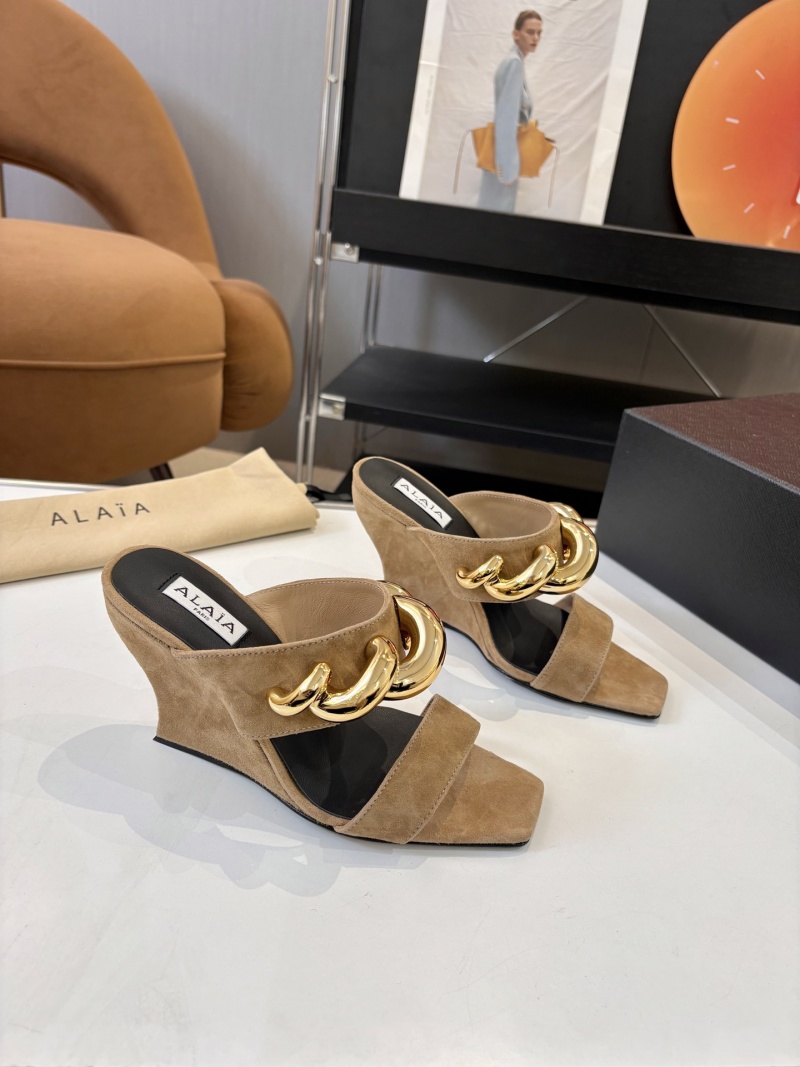 Женские замшевые туфли Alaïa с золотистым украшением и массивным каблуком