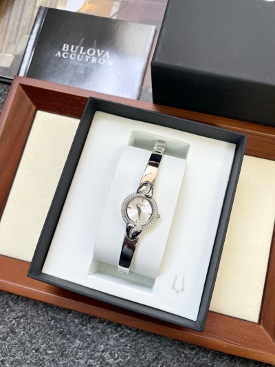Часы Swarovski