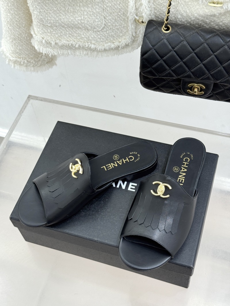Женские шлёпанцы с золотым декором и кисточками Chanel