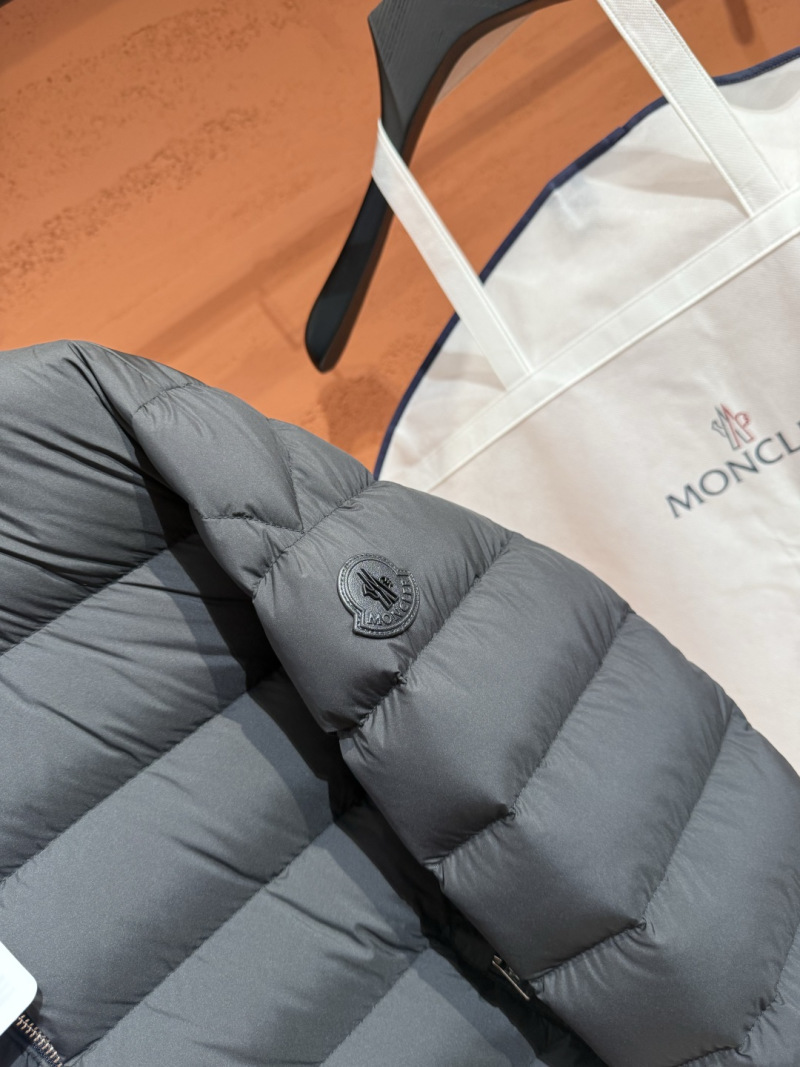 Пуховик Moncler