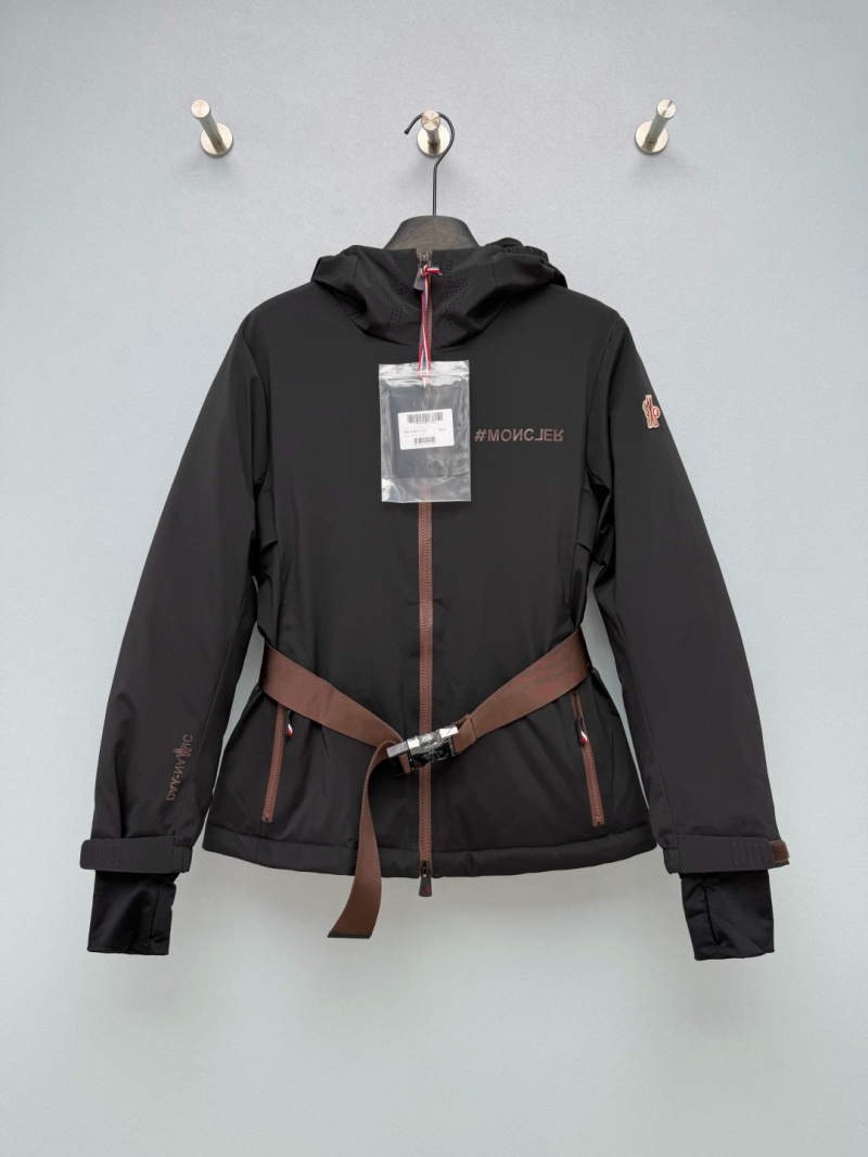 Чёрный пуховик Moncler с коричневым поясом