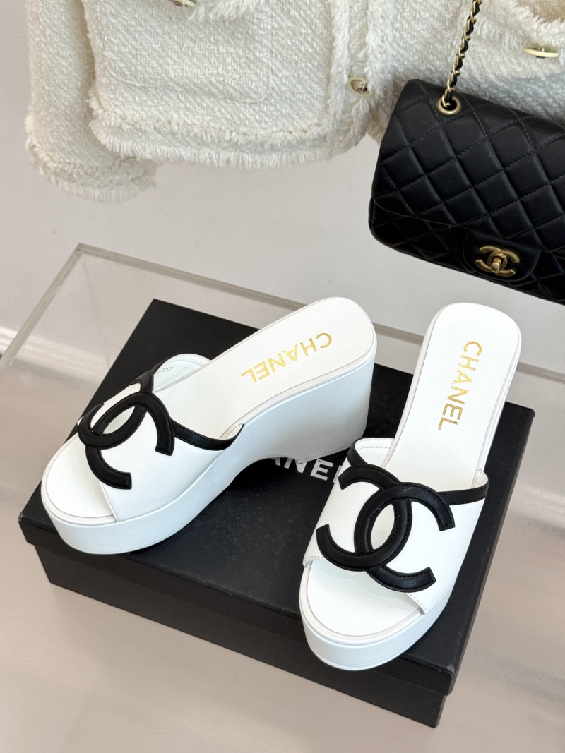 Белые кожаные шлепанцы на платформе с черным декором Chanel